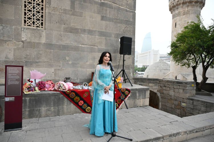 Tanınmış şairə Nigar Həsənzadə “Mənim Tanrım” poeziya axşamını təqdim edib