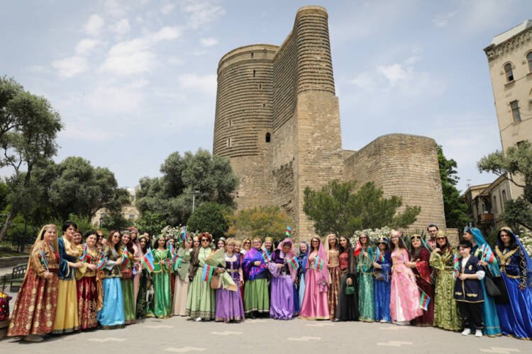 "Milli geyimdə gəzinti" layihəsi