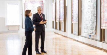 Moldova Respublikasının Prezidenti Maya Sandu mayın 28-də Azərbaycanın bu ölkədəki səfiri Ülvi Baxşəliyevlə birlikdə Azərbaycanın Müstəqillik Günü münasibətilə Milli Tarix Muzeyində təşkil olunmuş Azərbaycan xalçalarından ibarət sərgi ilə tanış olub