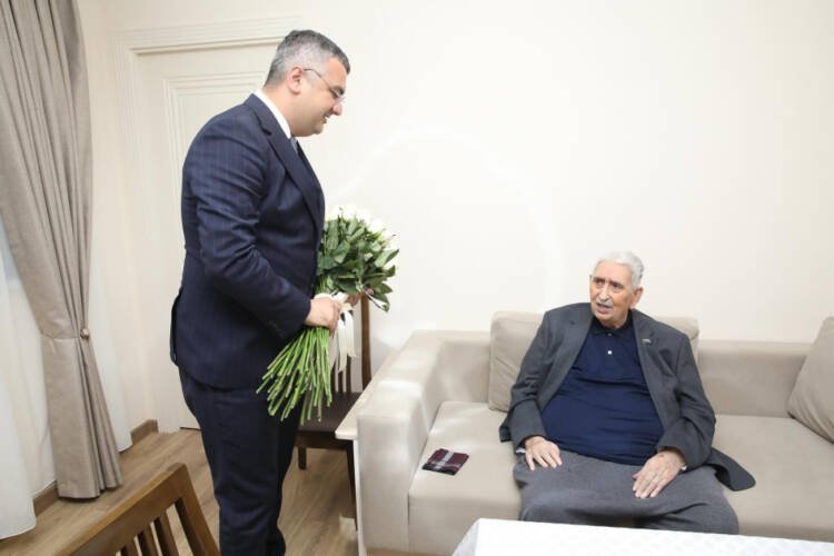 Azərbaycan Həmkarlar İttifaqları Konfederasiyasının üzv təşkilatı Mədəniyyət İşçiləri Həmkarlar İttifaqı Respublika Komitəsinin sədri Elkiyar Ziyadov görkəmli xanəndə, Xalq artisti Arif Babayevi ziyarət edib