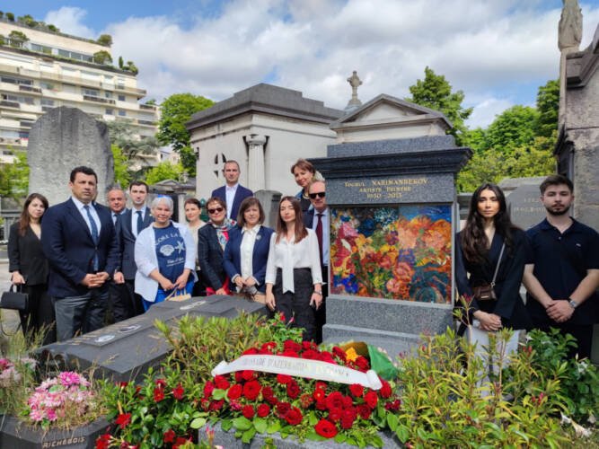 Parisdəki diplomatlarımız Toğrul Nərimanbəyovun məzarını ziyarət ediblər