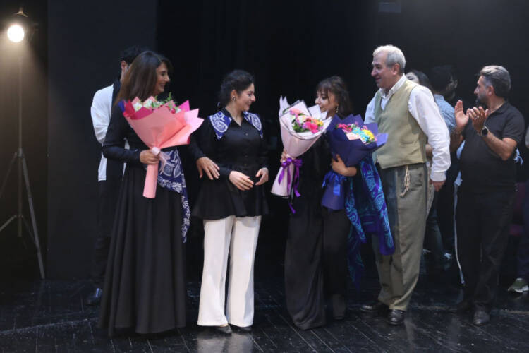 Gənc Tamaşaçılar Teatrında “Solğun çiçəklər” tamaşasının premyerası